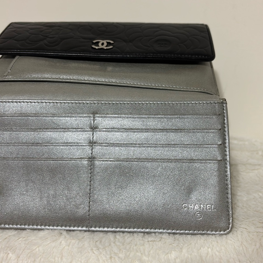 Chanel Authentic Large Black Leather Wallet Camellia Flowers - Picture 4 of 16